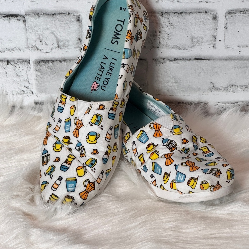 Toms White andβ Yellow Sneakers with Playful coffee latte Design size 9W